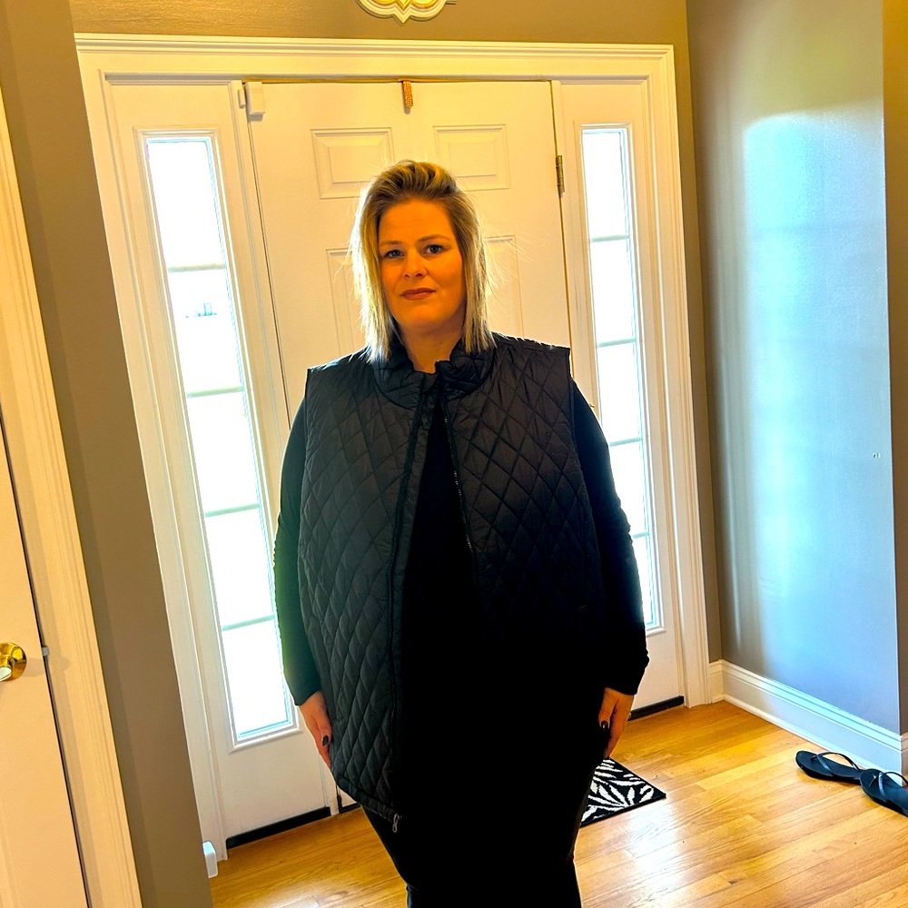 Quilted black vest. Size 26/28 or 3X. Light weight.